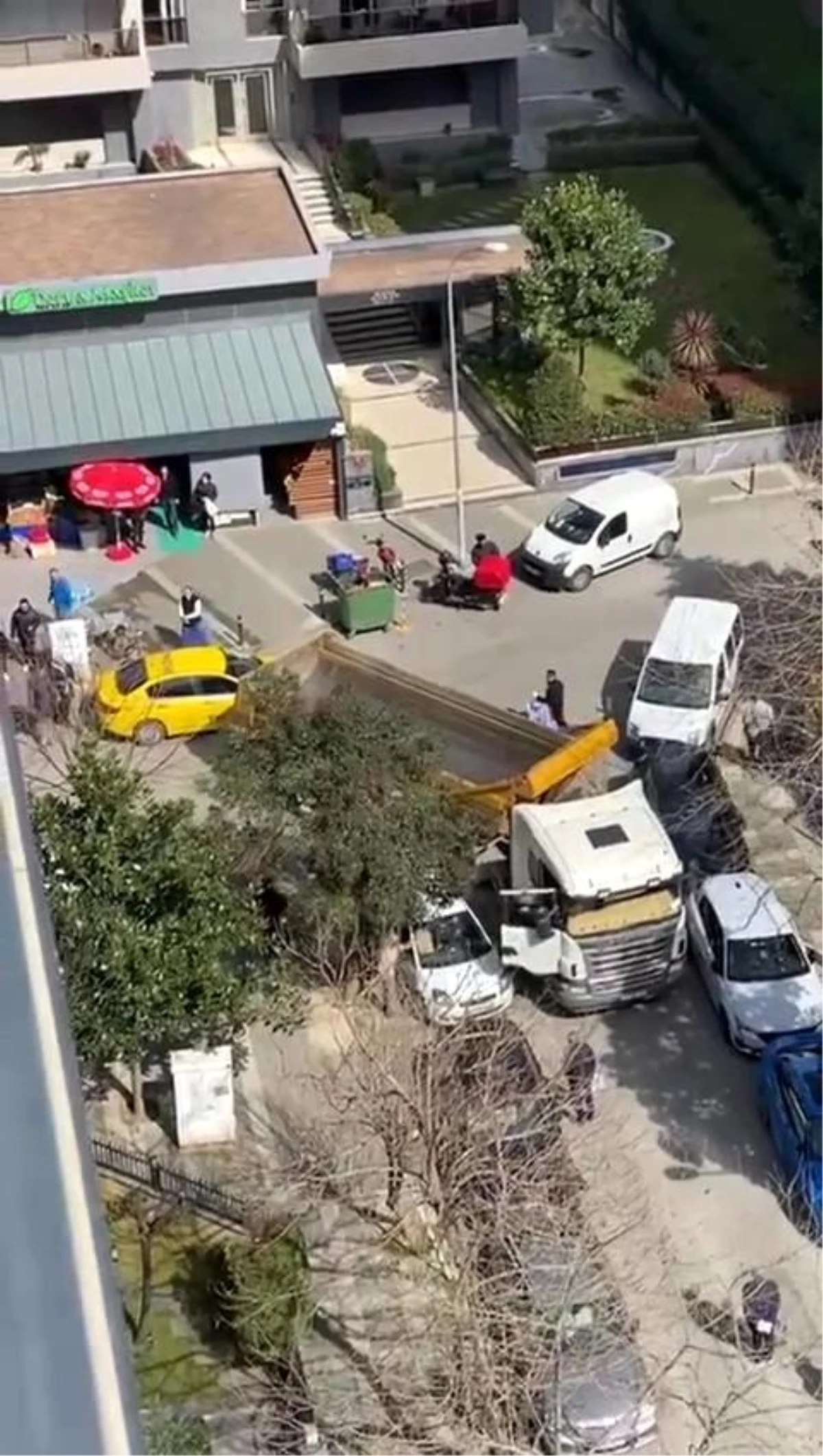 Kadıköy Caddebostan\'da Hafriyat Kamyonu Şoförü ve Arkadaşı 3 Kişiye Saldırdı