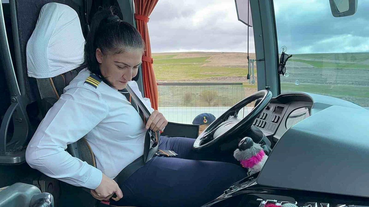Afyonkarahisar\'da Jandarma Trafik Timleri Tarafından Durdurulan Otobüste İlginç Anlar Yaşandı