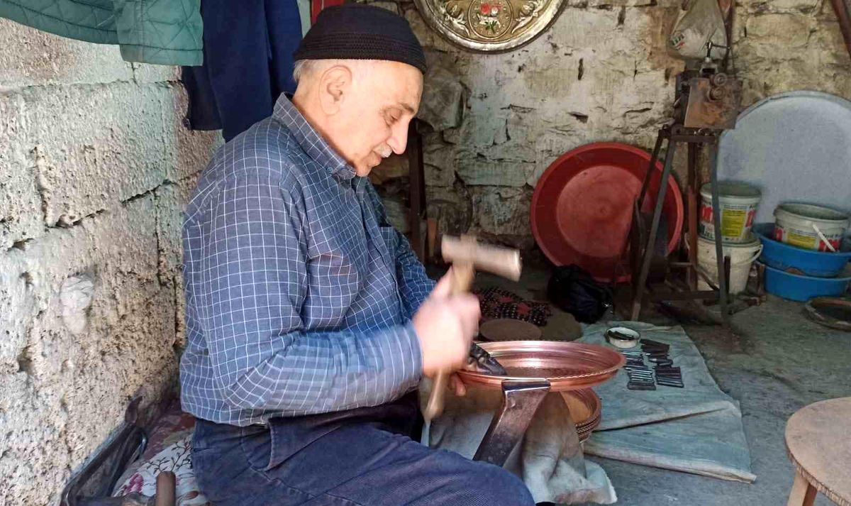 Kahramanmaraş\'ta 62 Yıldır Mesleğini Devam Eden Bakırcı Ustası