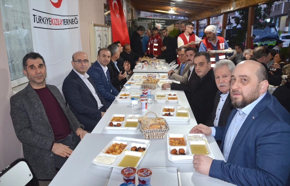 Türk Kızılay Karamürsel Şubesi İftar Programı Düzenledi