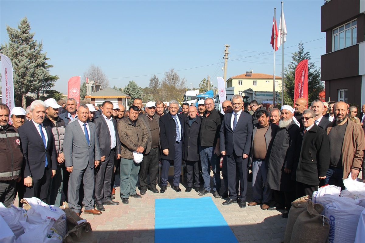 Kırıkkale\'de Tarım Arazilerinin Kullanımının Etkinleştirilmesi Projesi kapsamında çiftçilere tohum dağıtıldı