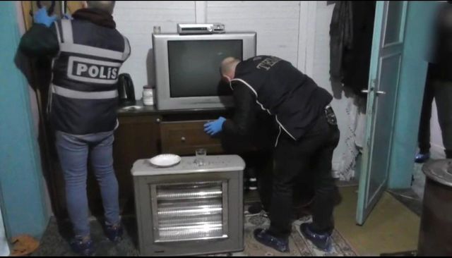 Interpol tarafından kırmızı bültenle aranan DEAŞ üyeleri Çorum'da yakalandı Interpol tarafından kırmızı bültenle aranan DEAŞ üyeleri Çorum'da yakalandı