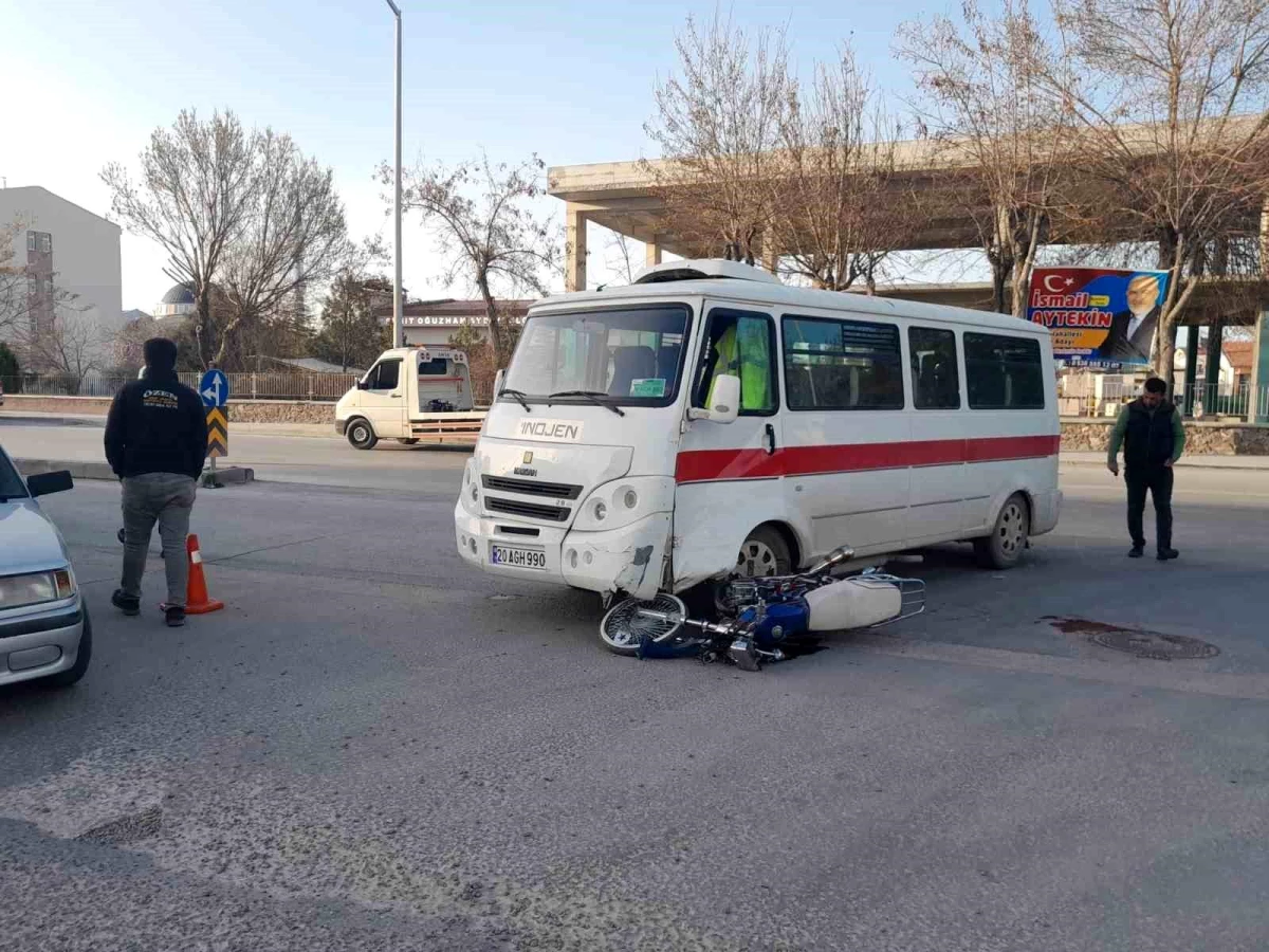 Konya\'da motosiklet ile minibüs çarpıştı: 1 yaralı