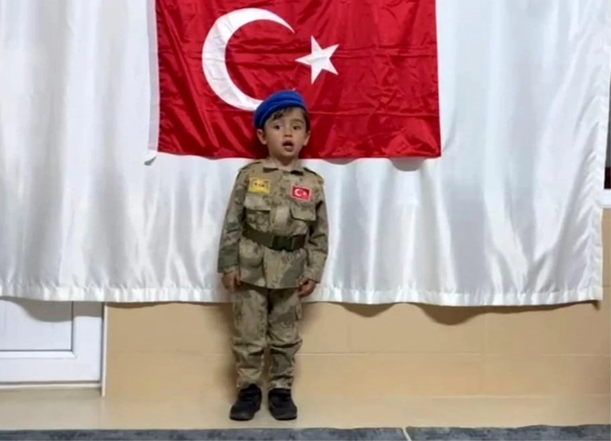 5 yaşındaki çocuk İstiklal Marşı\'nın 10 kıtasını ezbere okuyor