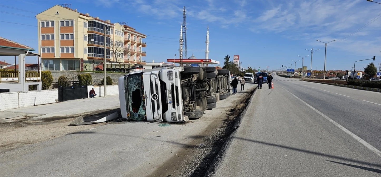 Konya\'nın Kulu ilçesinde devrilen tırın sürücüsü yaralandı