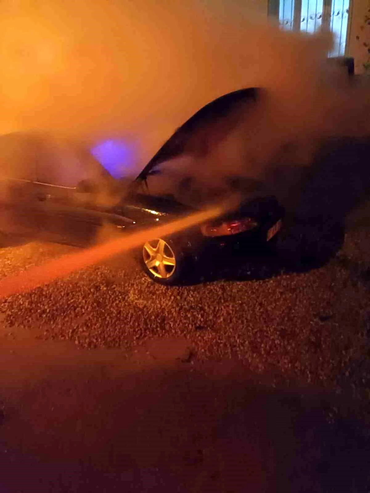 Hatay\'ın Kumlu ilçesinde otomobil yangını