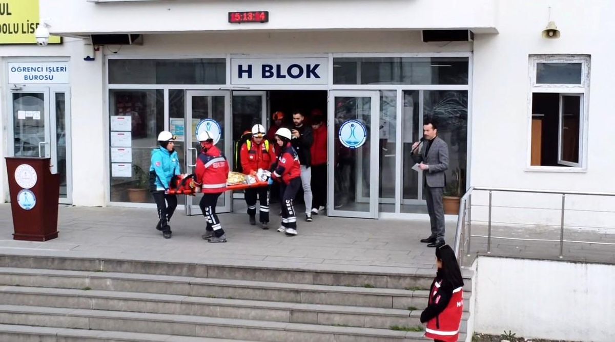 Düzce\'de deprem tatbikatında mahsur kalan öğrenciler kurtarıldı