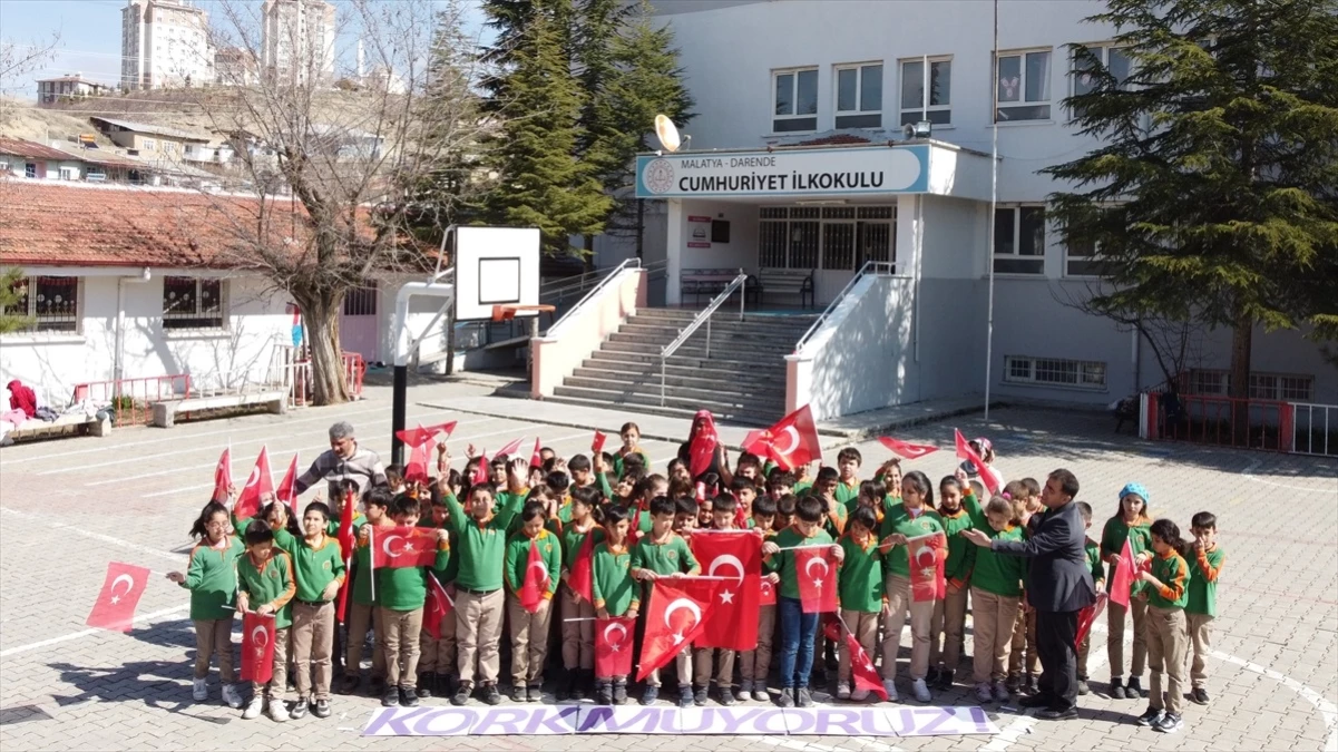 Malatya\'da öğrenciler İstiklal Marşı\'nı okuyarak farkındalık çalışması yaptı