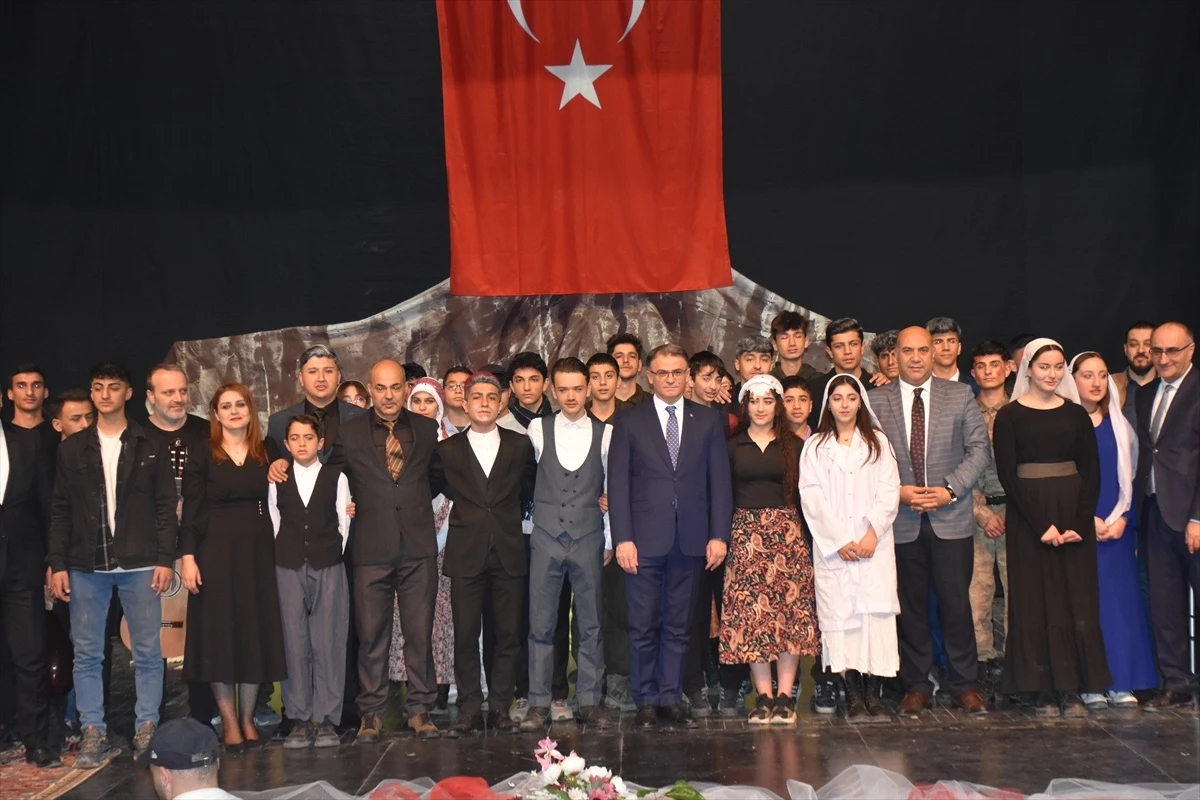 Malazgirt\'te İstiklal Marşı ve Mehmet Akif Ersoy Anma Günü Programı Düzenlendi