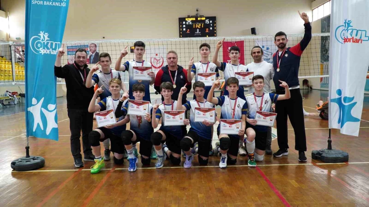 Manisa\'da Okul Sporları Voleybol Yıldızlar Kız ve Erkek Yarı Final Müsabakaları Tamamlandı