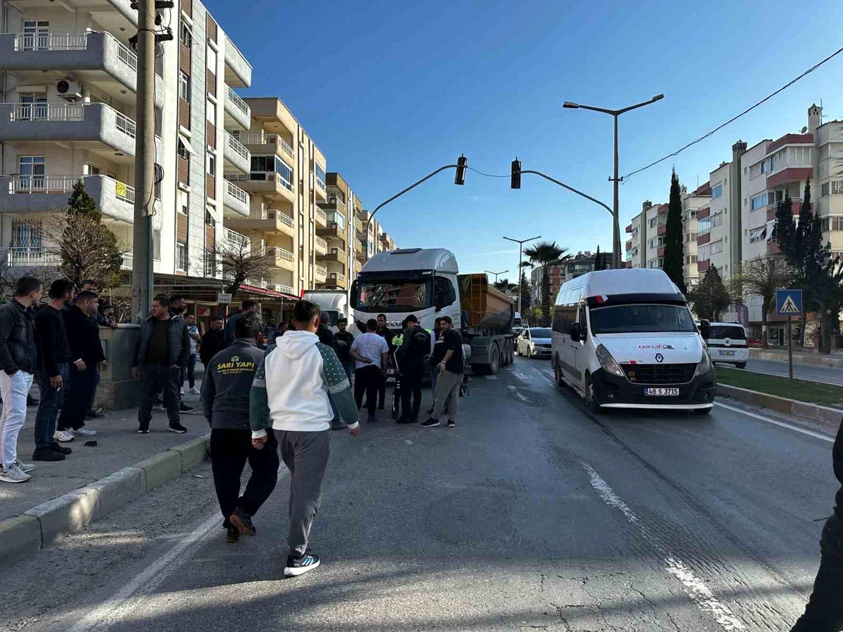 Muğla\'nın Milas ilçesinde motosiklet ile tırın çarpışması sonucu ağır yaralanan sürücü