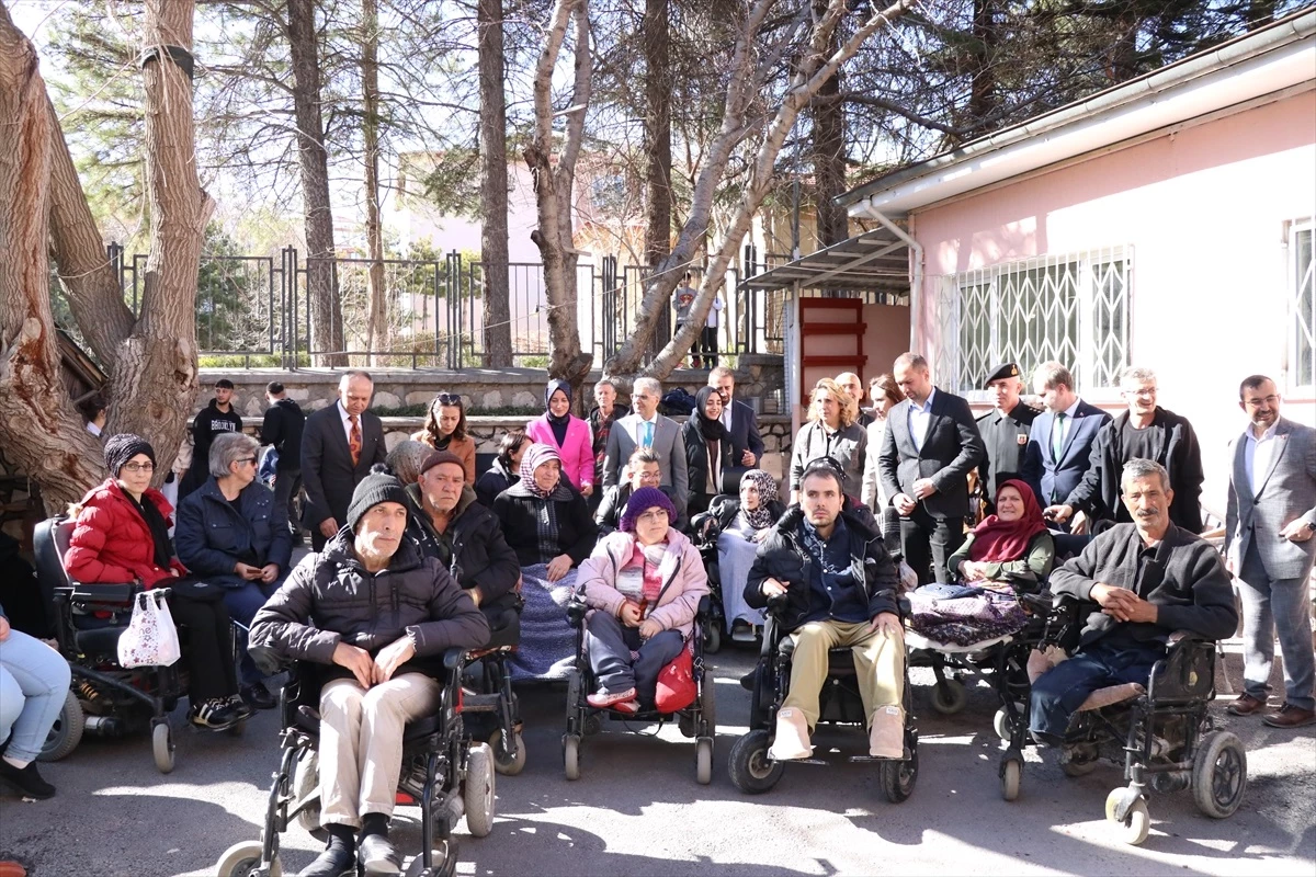 Niğde\'de hayırseverler tarafından alınan 20 akülü araba ihtiyaç sahibi engellilere verildi