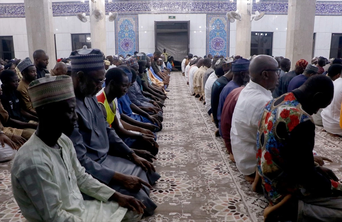 Nijerya\'da Binlerce Müslüman Teravih Namazı Kıldı