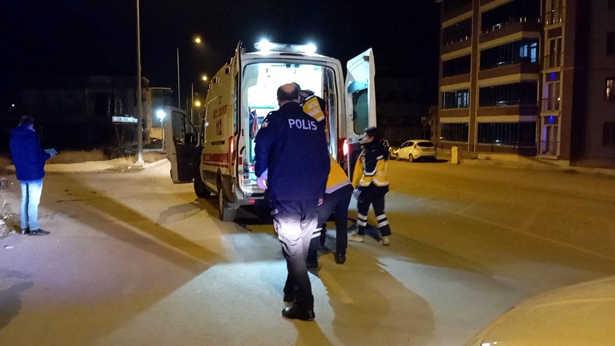 Çorum\'da motosiklet kazası: Sürücü kaçtı, yolcu yaralandı