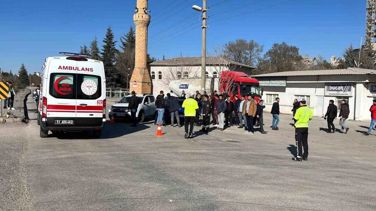 Niğde\'de kavşakta meydana gelen kazada 3 kişi yaralandı