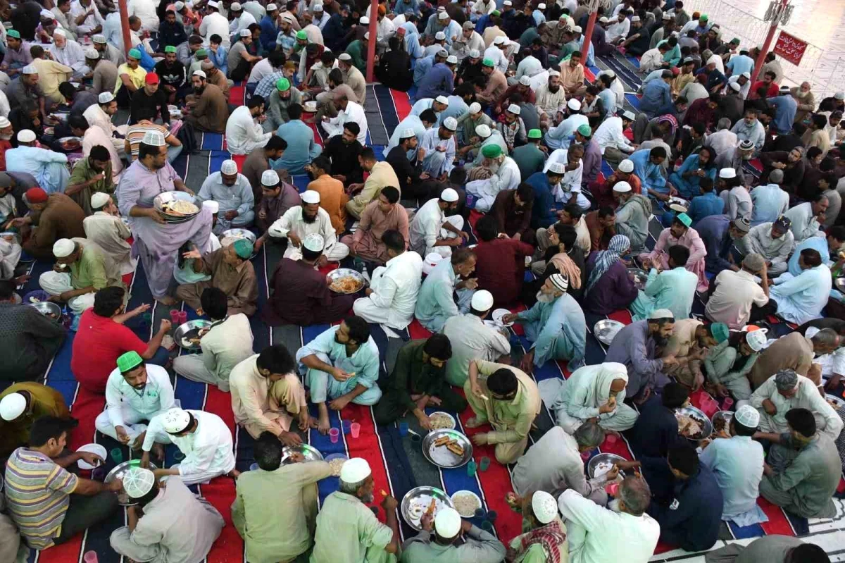 Pakistan\'da Ramazan ayının ilk iftarı yapıldı