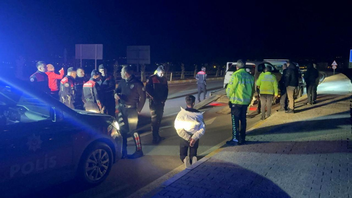 Polislerden kaçarken ekip otosuna çarpan sürücü ehliyetsiz çıktı