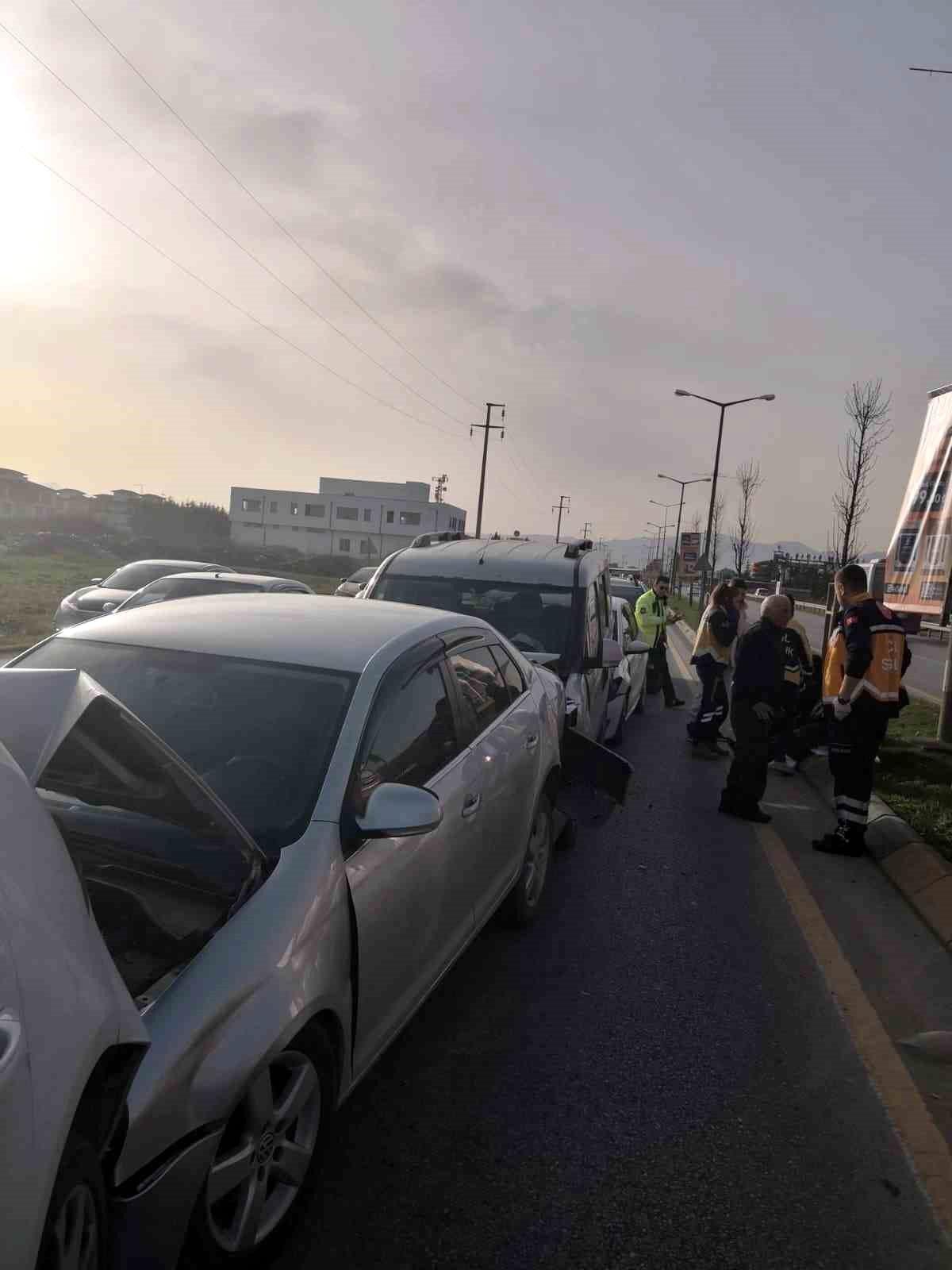 Adapazarı\'nda 7 aracın karıştığı zincirleme trafik kazasında 5 kişi yaralandı