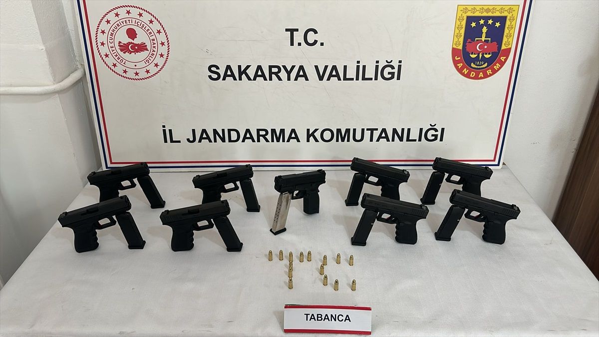 Sakarya\'da 9 ruhsatsız tabanca ele geçirilen operasyonda 2 şüpheli yakalandı