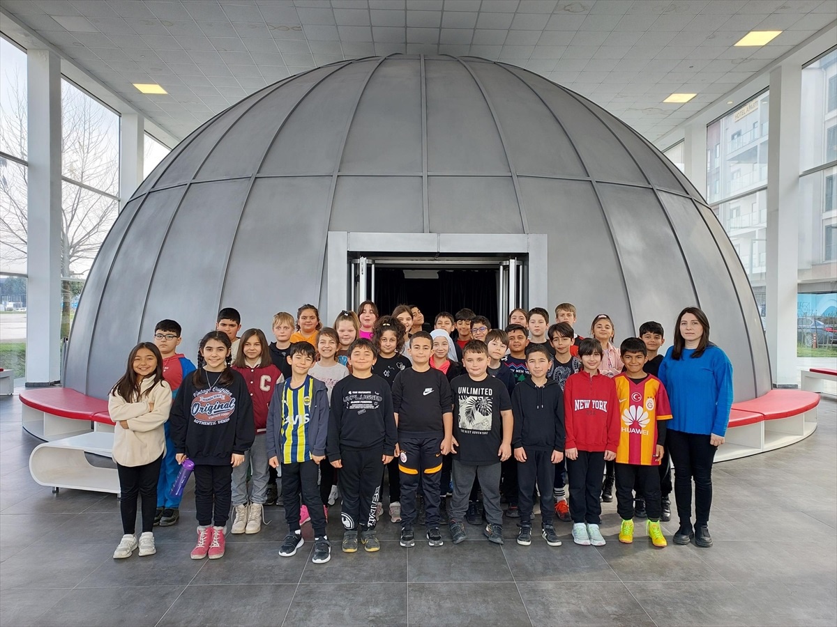 Serdivan Belediyesi tarafından hayata geçirilen planetaryum, öğrencilere uzay hakkında bilgi veriyor