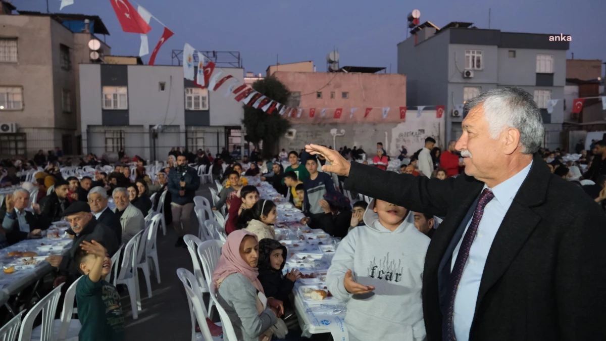 Adana Büyükşehir Belediyesi, Şakirpaşa Mahallesi\'nde iftar sofrası kurdu