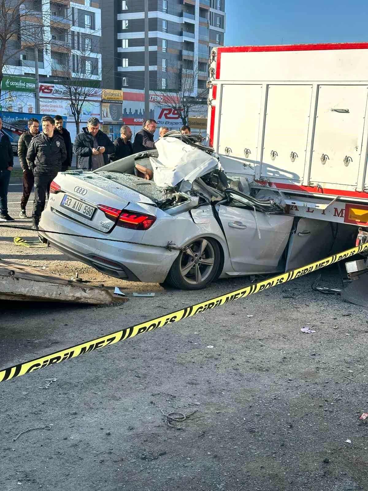 Şanlıurfa\'da Park Halindeki Tıra Arkadan Çarpan Otomobil Sürücüsü Hayatını Kaybetti