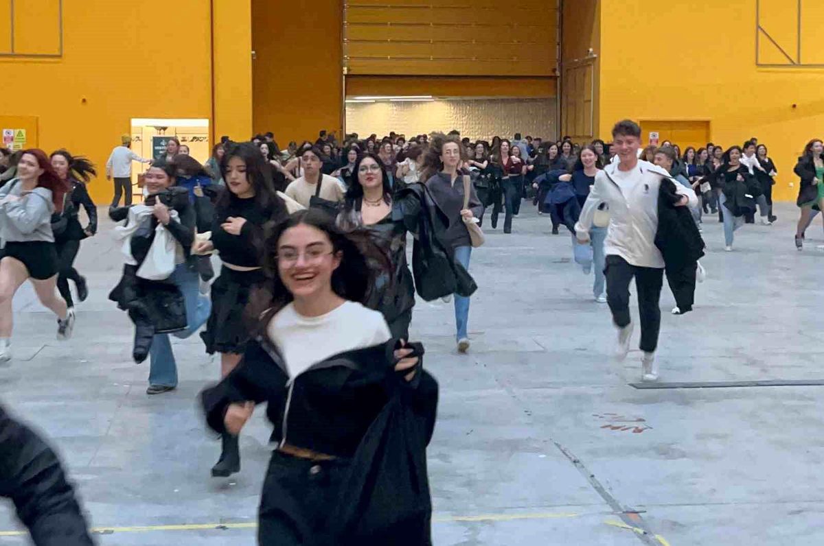 Teoman Konserinde Kapıların Açılmasıyla Ön Sıralarda Yer Kapmak İçin Koşan Yüzlerce Kişi Şaşırttı