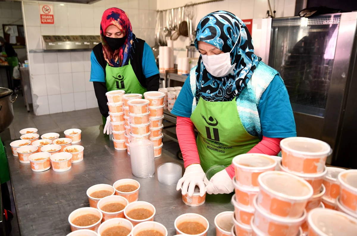 Tepebaşı Belediyesi Nihal-İsmail Akçura Aşevi Ramazan Ayında İhtiyaç Sahiplerine Sıcak Yemek Ulaştırıyor