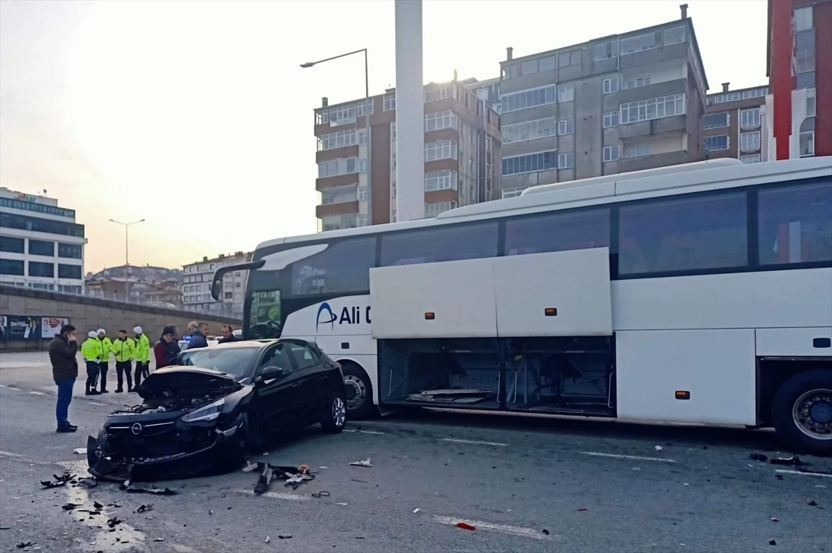 Trabzon\'da otomobil yolcu otobüsüne çarptı, sürücü yaralandı