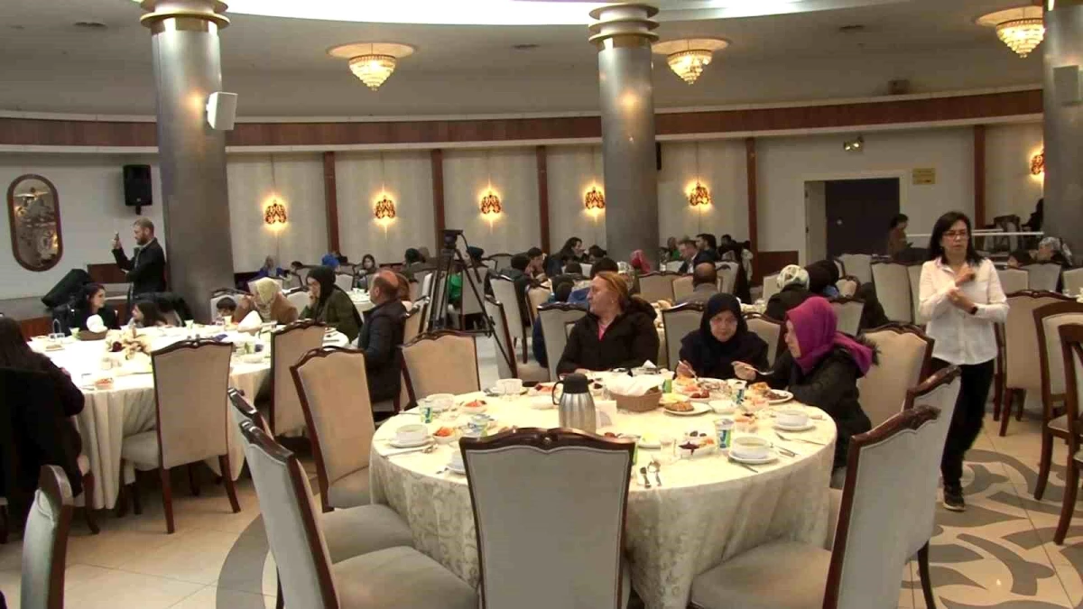 Ümraniye Belediye Başkanı İsmet Yıldırım, Ramazan ayında vatandaşlarla iftar yemeğinde buluştu