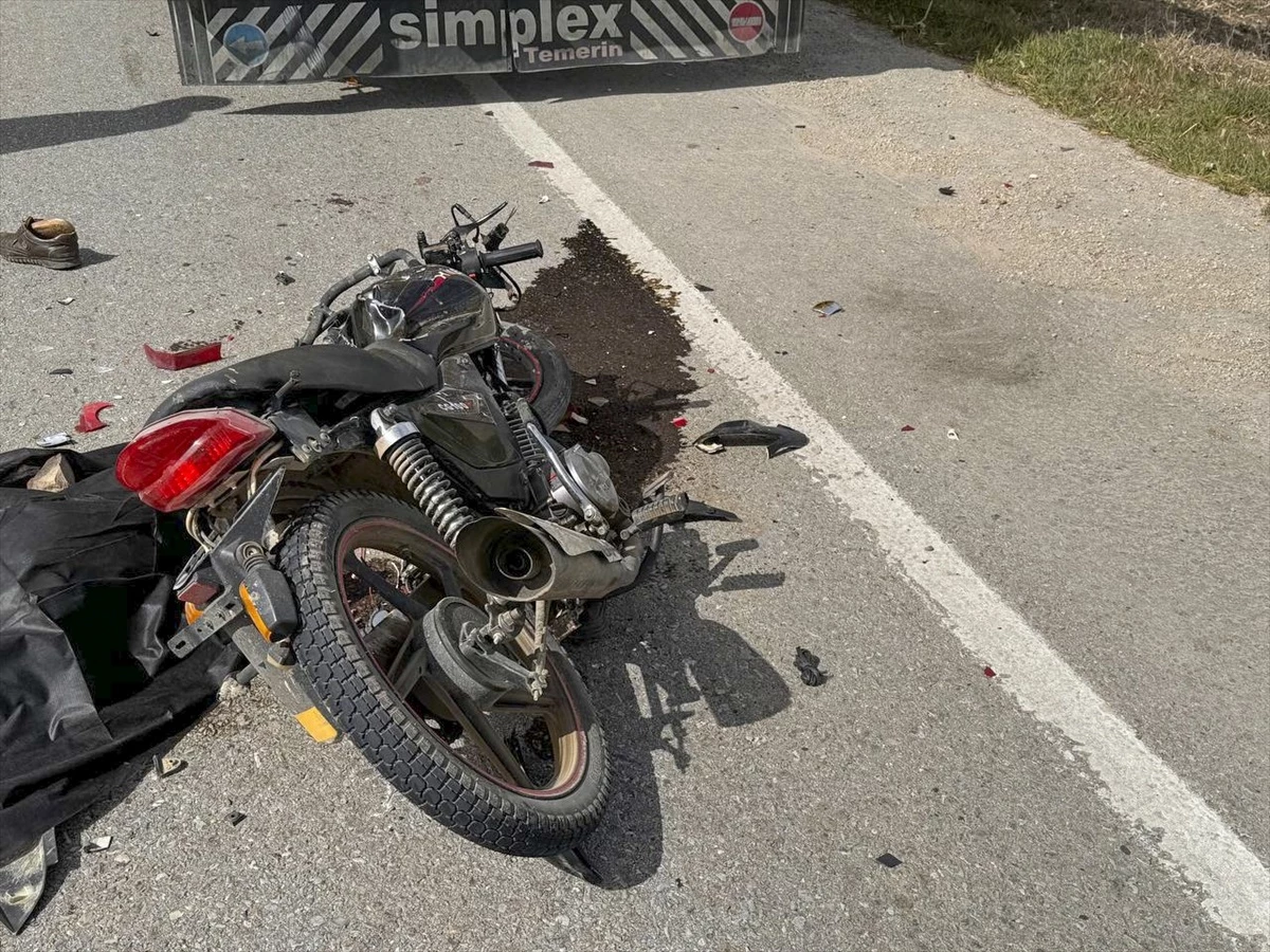 Uşak\'ta Park Halindeki Tır Dorsesine Çarpan Motosiklet Sürücüsü Hayatını Kaybetti