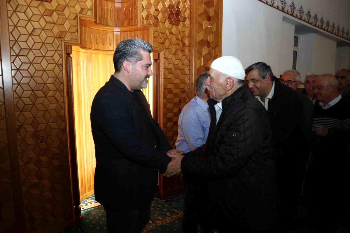 AK Parti İl Başkanı Fatih Üzüm, Sivas Caddesi\'nde Esnaflarla Buluştu