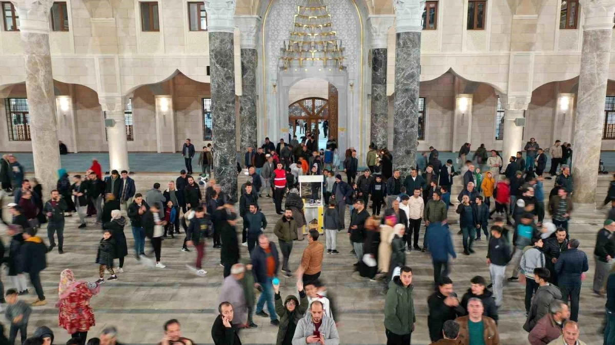 Şahinbey Millet Camii ve Külliyesi Ramazan Ayı\'nda Vatandaşların İlgi Odağı