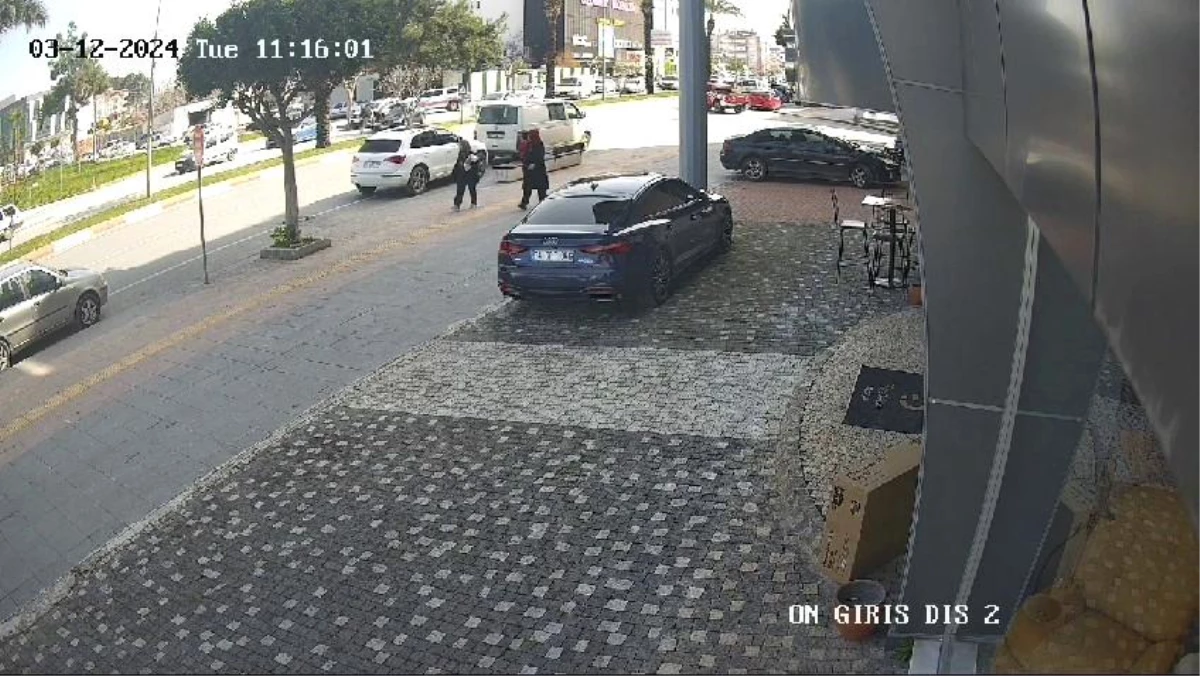 Antalya\'da Yaya Geçidinde Kadına Otomobil Çarptı