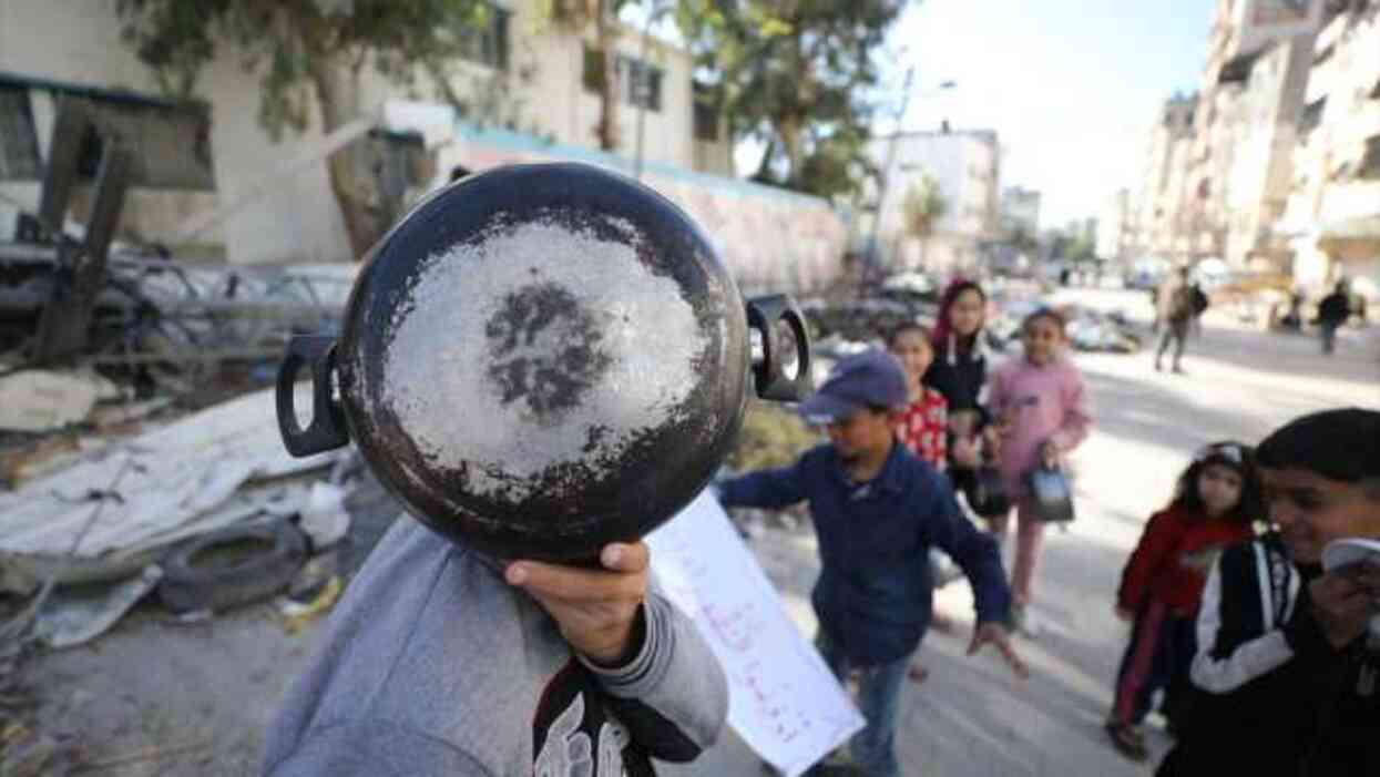 Açlıkla pençeleşen Filistinli çocuklardan İsrail'e boş tabaklarla protesto Açlıkla pençeleşen Filistinli çocuklardan İsrail'e boş tabaklarla protesto