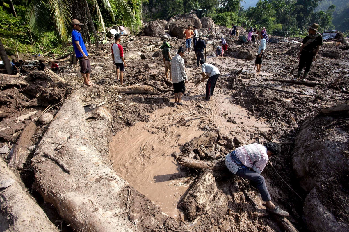 Batı Sumatra\'da sel ve toprak kaymaları: 32 kişi hayatını kaybetti