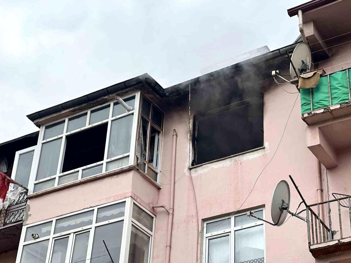 Kastamonu\'da 4 Katlı Binada Yangın: Ev Sahibi Yaralandı