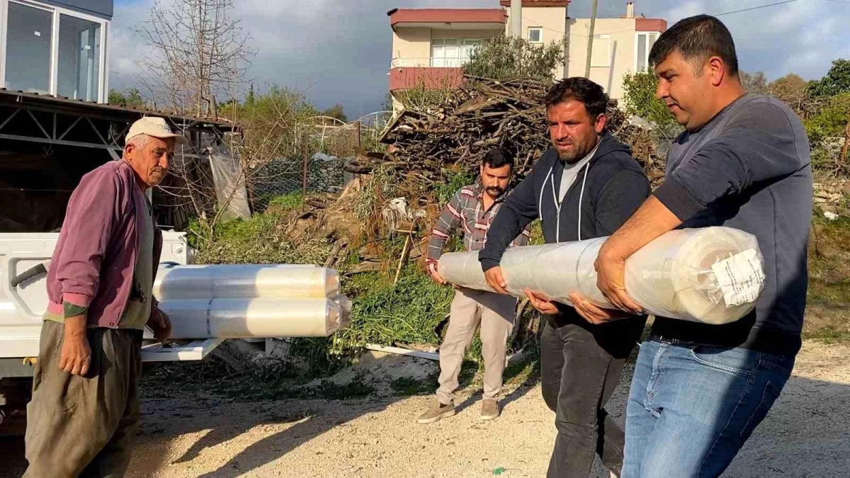 Antalya Büyükşehir Belediyesi Kumluca\'da Hortum Felaketinde Zarar Görenlere Sera Naylonu Dağıttı