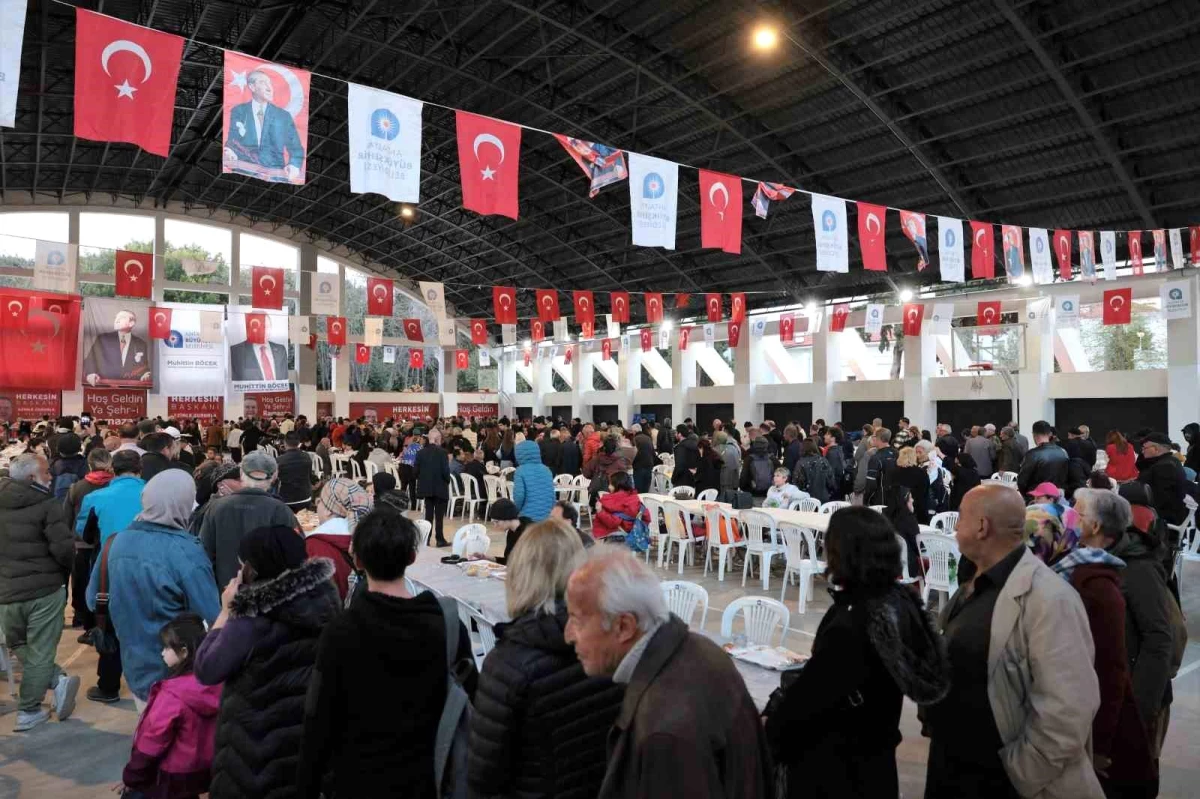 Antalya Büyükşehir Belediyesi Ramazan Ayında Vatandaşlara Sıcak Yemek İkram Ediyor