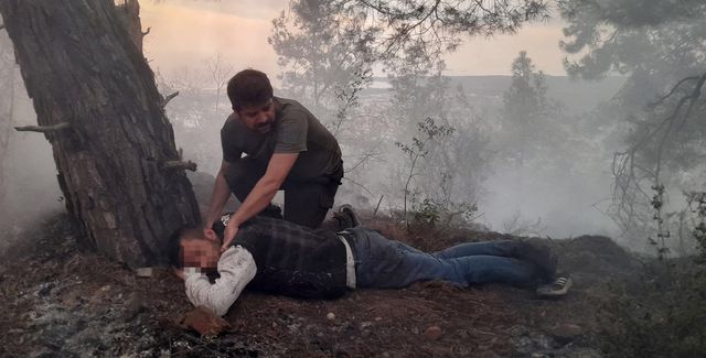 Ormandaki yangının ortasında baygın bulunan şüpheliye, ilçeye ve ormana giriş yasağı Ormandaki yangının ortasında baygın bulunan şüpheliye, ilçeye ve ormana giriş yasağı