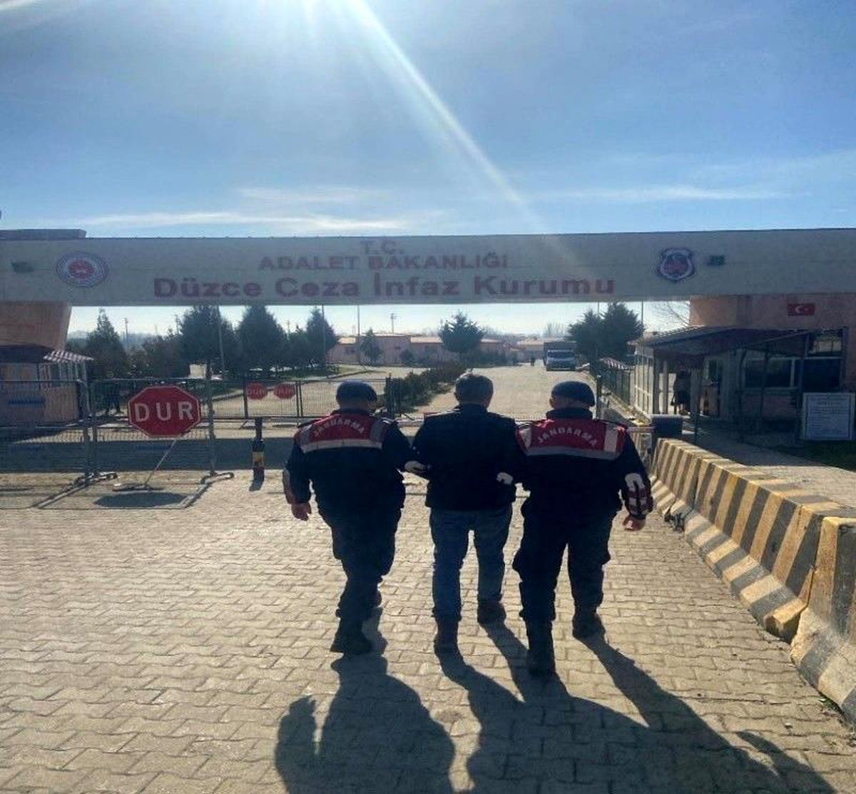 Düzce İl Jandarma Komutanlığı, aranan şahsı yakaladı