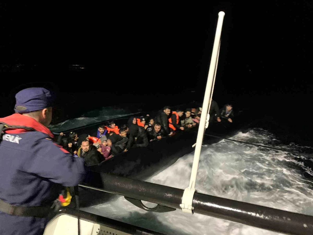 Ayvalık\'ta Sahil Güvenlik tarafından düzensiz göçmen botu yakalandı