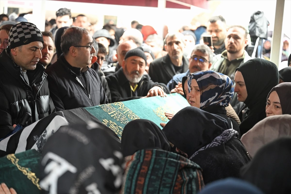 Bakırköy\'de Tır Kazasında Hayatını Kaybeden 4 Kişinin Cenazesi Toprağa Verildi