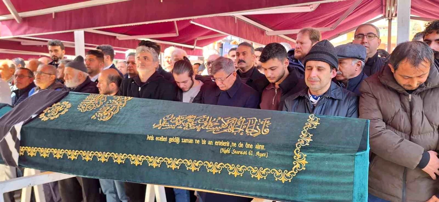 Bakırköy\'de Tır Kazasında Hayatını Kaybeden Aile Eyüpsultan Camii\'nde Son Yolculuğuna Uğurlandı