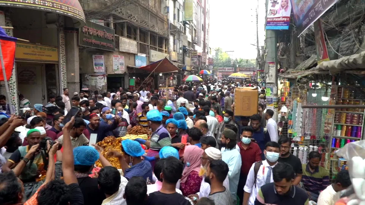 Bangladeş\'in Dakka şehrinde Ramazan ayının ilk gününde Chawkbazar iftar pazarı canlanıyor