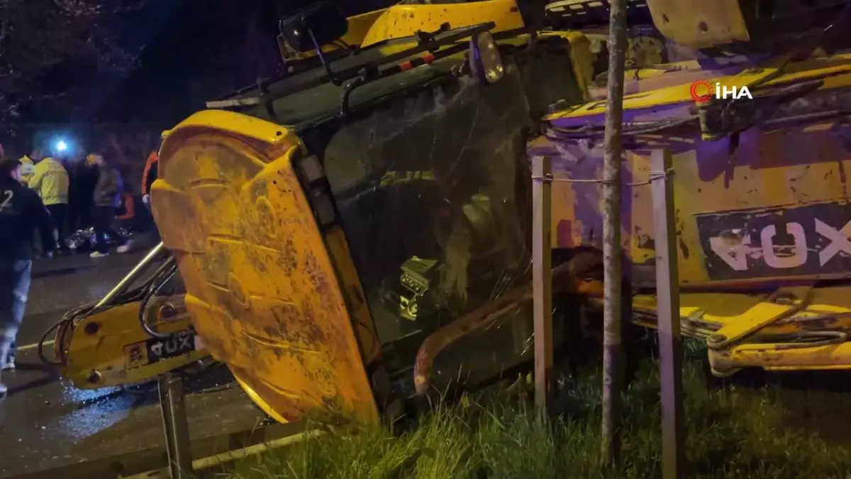 Bariyere çarpan iş makinesi refüje devrildi: 2 yaralı