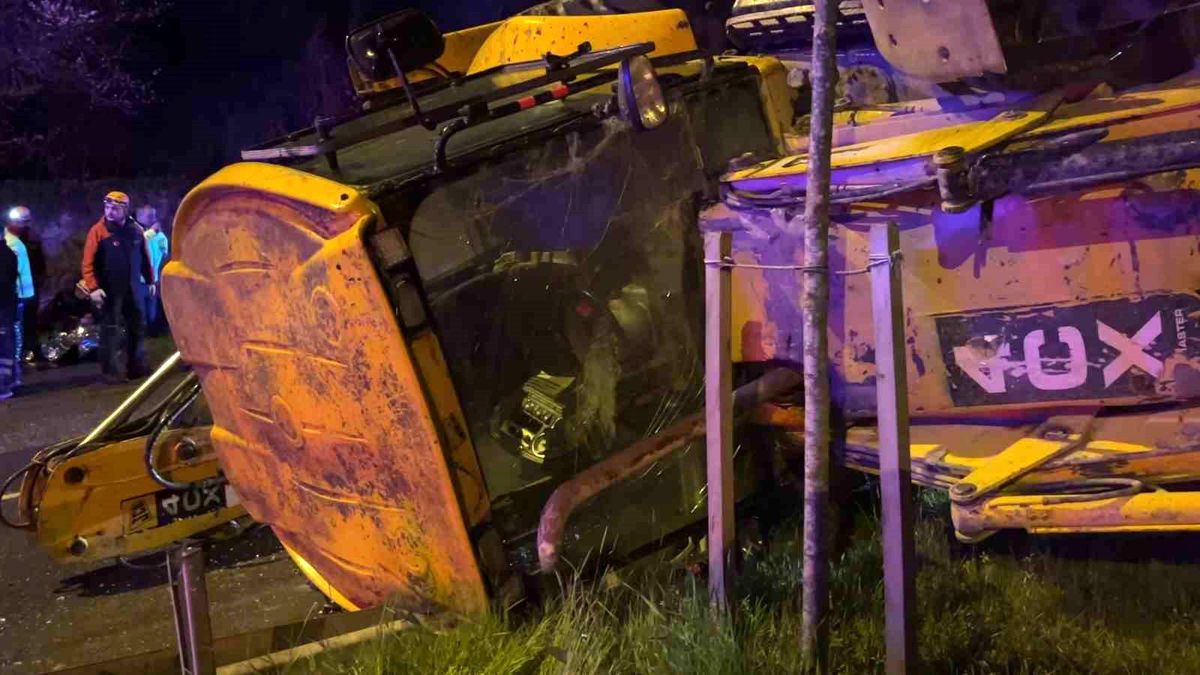 İzmit\'te yağmur sebebiyle iş makinesi kaza yaptı: 2 yaralı