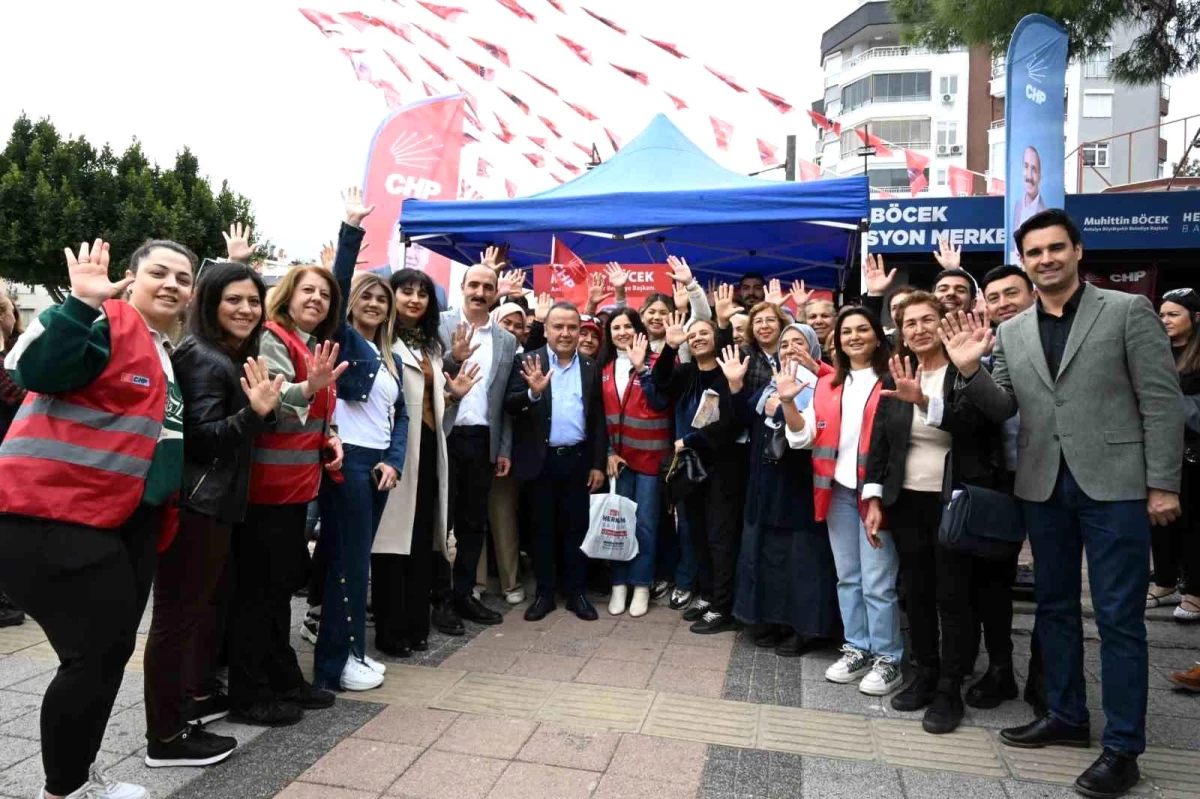 Antalya Büyükşehir Belediye Başkanı Muhittin Böcek, Konyaaltı\'nda Esnafla Buluştu