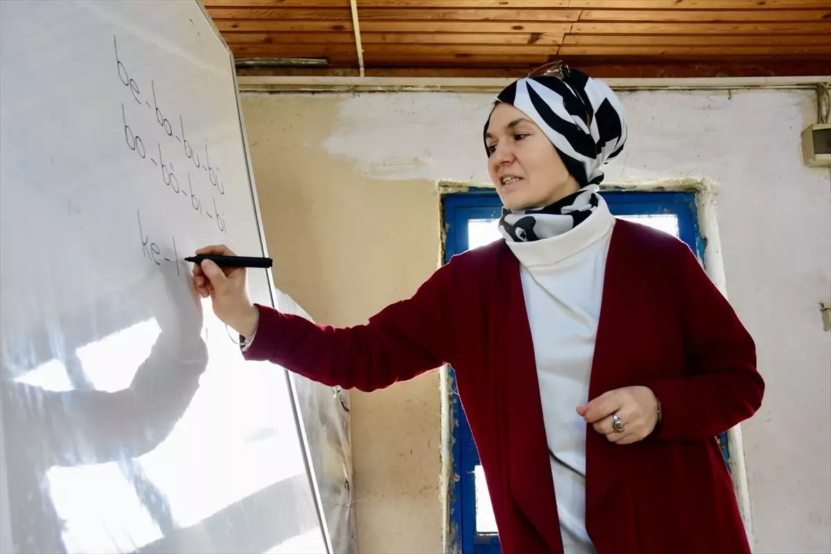 Köydeki Kadınlara Okuma Yazma Kursu Veren Öğretmen