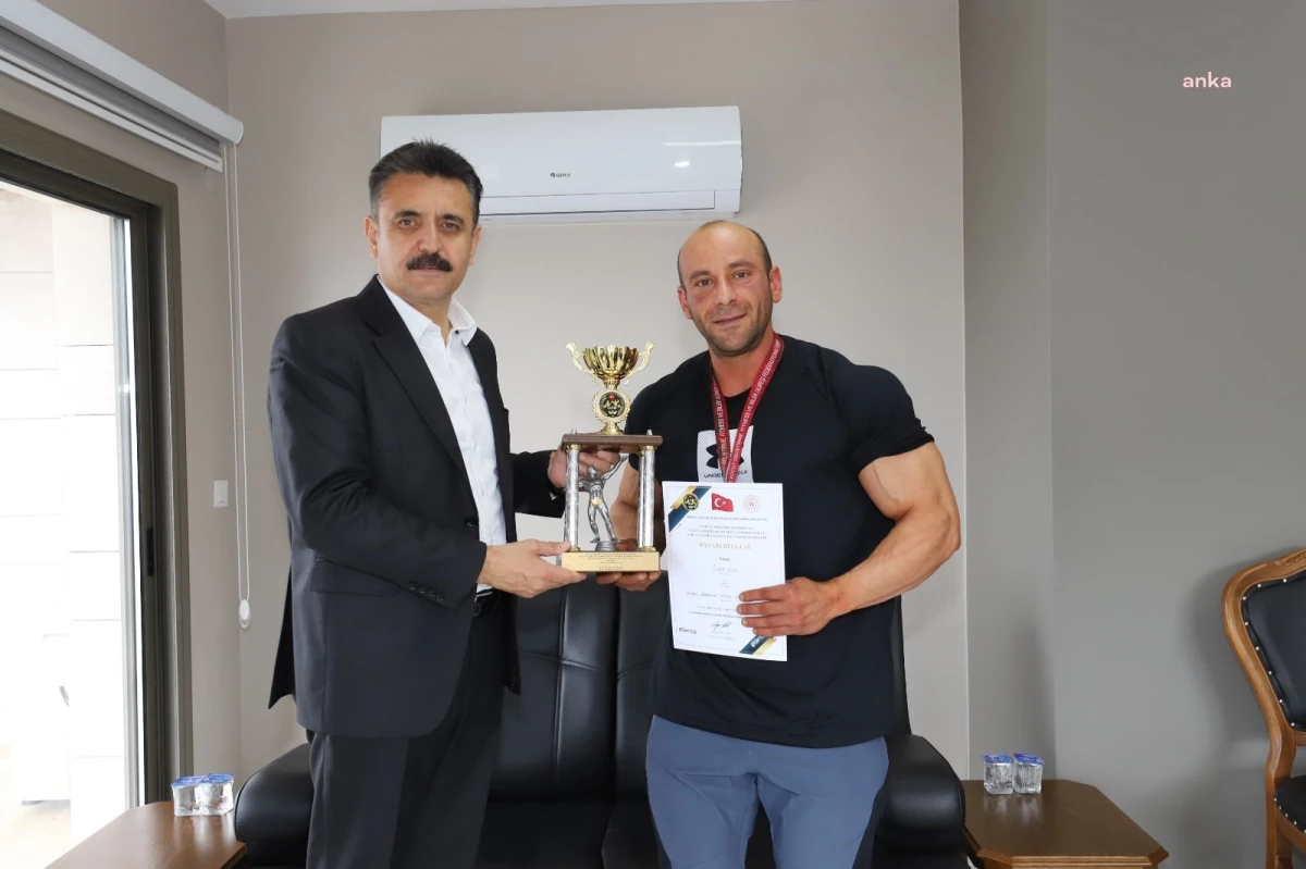 Dikili Belediye Başkanı, Türkiye Vücut Geliştirme Fitness ve Bilek Güreşi Federasyonu Avrupa Şampiyonası\'nda Türkiye Şampiyonu Yılmaz Acar\'ı tebrik etti